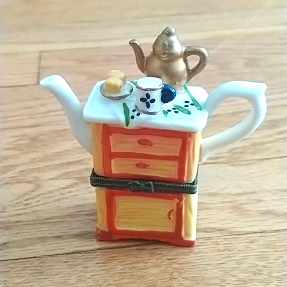 Teapot Collection with Tea setting
